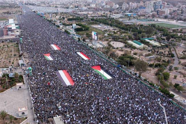 شهدتها أمانة العاصمة والمحافظات .. مسيرات مليونية تحت شعار: \"ثابتون مع غزة رغم أنف الأمريكي وجرائمه\"