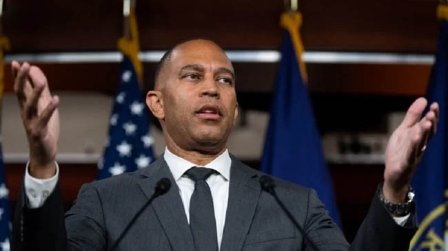 زعيم الديمقراطيين في مجلس النواب الأمريكي يتهم ترامب بالفشل في تبرير الضربات على إيران